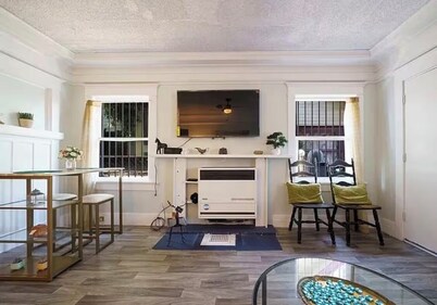 Victorian 2-bedroom apartment with extra beds in Los Angeles for your stay