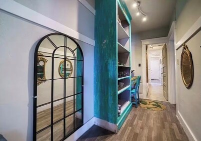 Victorian 2-bedroom apartment with extra beds in Los Angeles for your stay