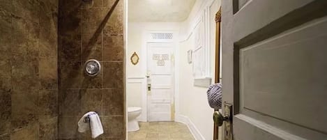 ヘアドライヤー、タオル、石鹸、トイレットペーパー