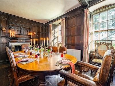 Ashwell Hall - Eight Bedroom Villa, Sleeps 18