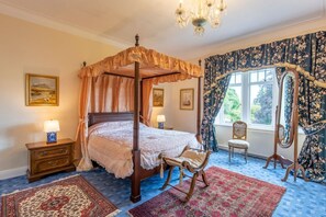 5 bedrooms, iron/ironing board, Internet, bed sheets
