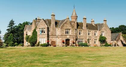 Baronial Mansion - Five Bedroom Villa, Sleeps 10
