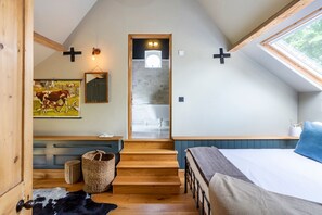 4 bedrooms, iron/ironing board, Internet, bed sheets