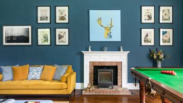 Smart TV, fireplace