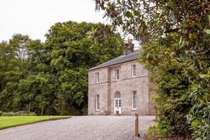 Exterior - Nuthatch House - Eleven Bedroom Villa, Sleeps 24 (Thornhill)