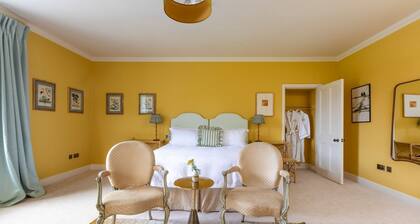 Nuthatch House - Eleven Bedroom Villa, Sleeps 24