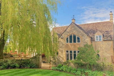 Abbeville Barn - Four Bedroom Villa, Sleeps 11