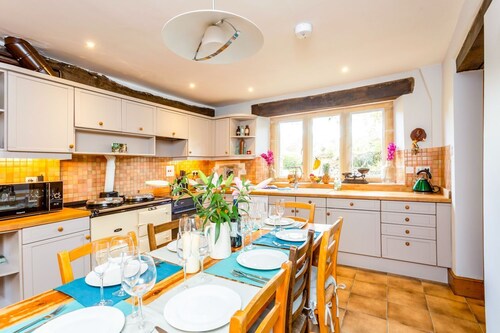 Abbeville Barn - Four Bedroom Villa, Sleeps 11