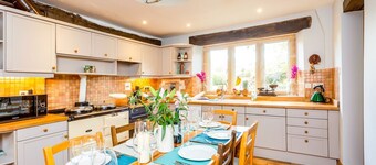 Abbeville Barn - Four Bedroom Villa, Sleeps 11