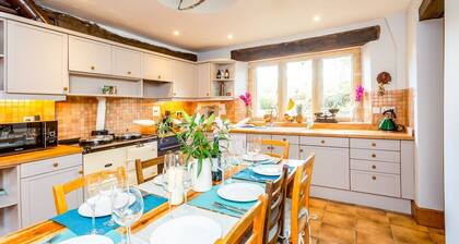 Abbeville Barn - Four Bedroom Villa, Sleeps 11