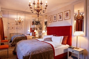 A hotel room with two beds, a large mirror, a bookshelf, and a chandelier. - Villa Eveo - Four Bedroom Villa, Sleeps 7 (Marliana)