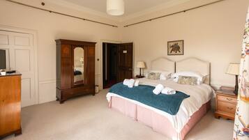 9 bedrooms, iron/ironing board, Internet, bed sheets