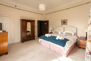 9 bedrooms, iron/ironing board, Internet, bed sheets - Lochloy Mansion - Nine Bedroom Villa, Sleeps 18 (Forres)