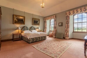 8 slaapkamers, een strijkplank/strijkijzer, internet, beddengoed