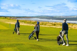 Un parcours de golf avec vue sur l’océan.