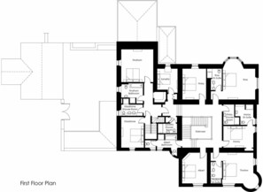 Grundriss eines Hotels im ersten Obergeschoss mit mehreren Suiten, Bädern und einer Treppe.