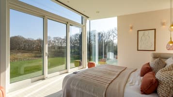 6 bedrooms, iron/ironing board, Internet, bed sheets