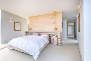 6 bedrooms, iron/ironing board, Internet, bed sheets