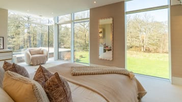 6 bedrooms, iron/ironing board, WiFi, bed sheets
