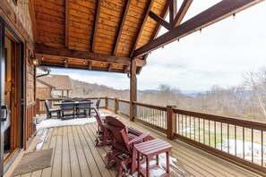 Outdoor dining - True Blue 92 at Eagles Nest - 3 King Suites, Deck Fire Table, Firepit (Banner Elk)