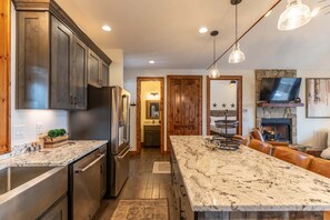 Fridge, microwave, oven, stovetop - True Blue 92 at Eagles Nest - 3 King Suites, Deck Fire Table, Firepit (Banner Elk)