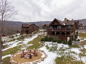 Exterior - True Blue 92 at Eagles Nest - 3 King Suites, Deck Fire Table, Firepit (Banner Elk)