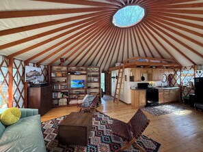 Smart TV, books, stereo - Secluded Off-Grid Yurt with Forest Access, Orchard & Gardens (Durango)