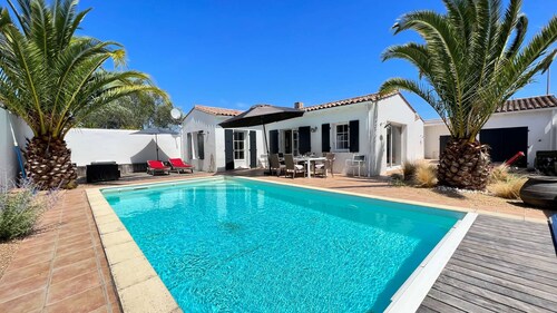 Superbe villa avec piscine à 150 m des plages