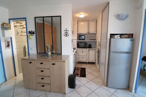 Refrigerador, microondas, horno y utensilios de cocina 
