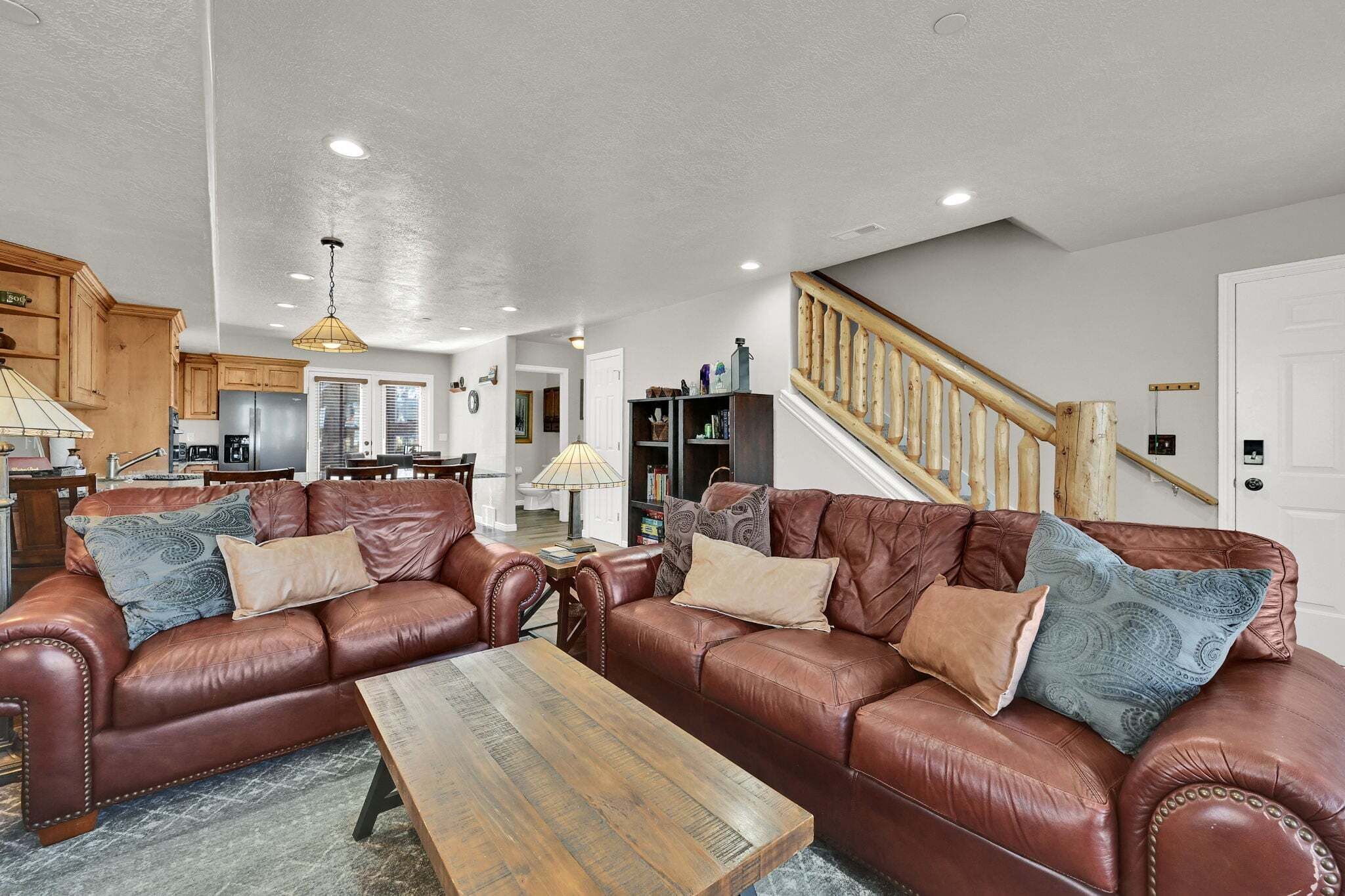 Smart TV, fireplace, computer monitors