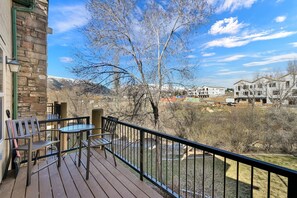 Outdoor dining - Experience comfort in Eden, UT: 3BR Moose Hollow condo sleeps 10 with valley views. (Eden)
