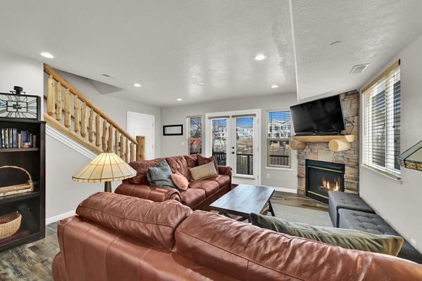 Smart TV, fireplace, computer monitors