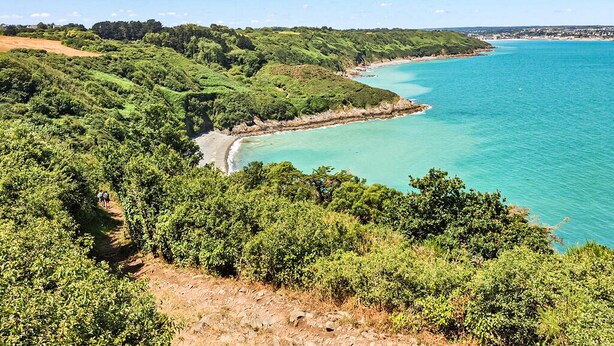 A coastal landscape with a clear view of the sea, a sandy beach, and dense greenery. - Cozy home in Erquy with WiFi (Erquy)