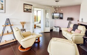 TV - Cozy home in Erquy with WiFi (Erquy)
