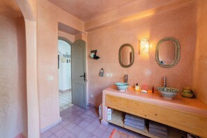 Sèche-cheveux, serviettes fournies, savon, papier toilette