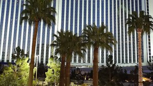 En stor hotellbyggnad med en tydlig skylt som visar texten ”WESTGATE”, flera våningar och palmer i förgrunden.
