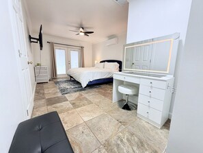 Room - Family‑Friendly 2BR • Pool, Billiards, King Suite & Relaxing Outdoor Space (Bonita Springs)