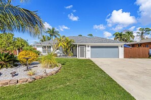 Exterior - Family‑Friendly 2BR • Pool, Billiards, King Suite & Relaxing Outdoor Space (Bonita Springs)