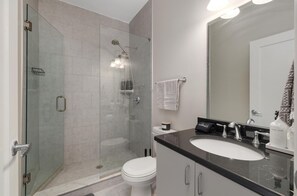 Haartrockner, Handtücher, Seife, Toilettenpapier