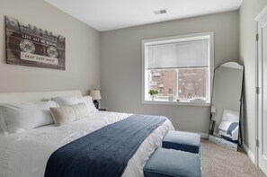 Iron/ironing board, Internet, bed sheets - Charming 2-bedroom Apartment in Royal Oak (Royal Oak)