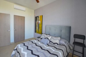 2 bedrooms, desk, iron/ironing board, WiFi