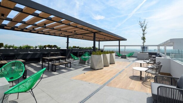 A rooftop terrace with outdoor seating, a pergola, and a view of the city skyline. - Obra de Arte y un Increíble, Amplio Departamento (Monterrey)