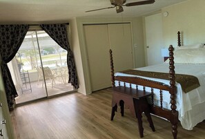 Iron/ironing board, WiFi, bed sheets - 3-bedroom mobile home in adorable Lady Lake with AC (Lady Lake)