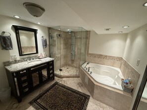 Whirlpool, umweltfreundliche Kosmetikartikel, Haartrockner, Bidet