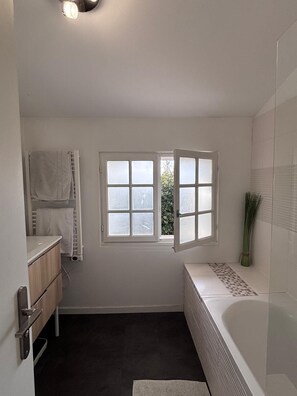 Towels, toilet paper - Charming house in the heart of the bastide town of Créon (Créon)