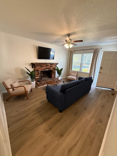 Newly Renovated 3 Bedroom House in Lakewood