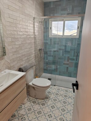Shower, hair dryer, towels, toilet paper