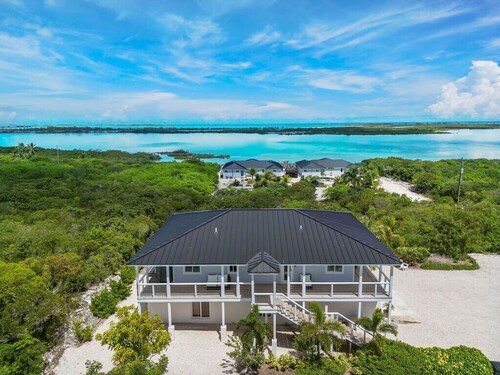 Amazing view, two king bedroom w/ensuite bathrooms. Private heated pool