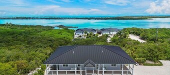 Amazing view, two king bedroom w/ensuite bathrooms. Private heated pool