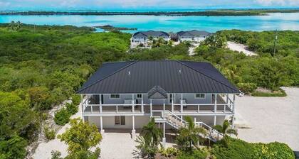 Amazing view, two king bedroom w/ensuite bathrooms. Private heated pool